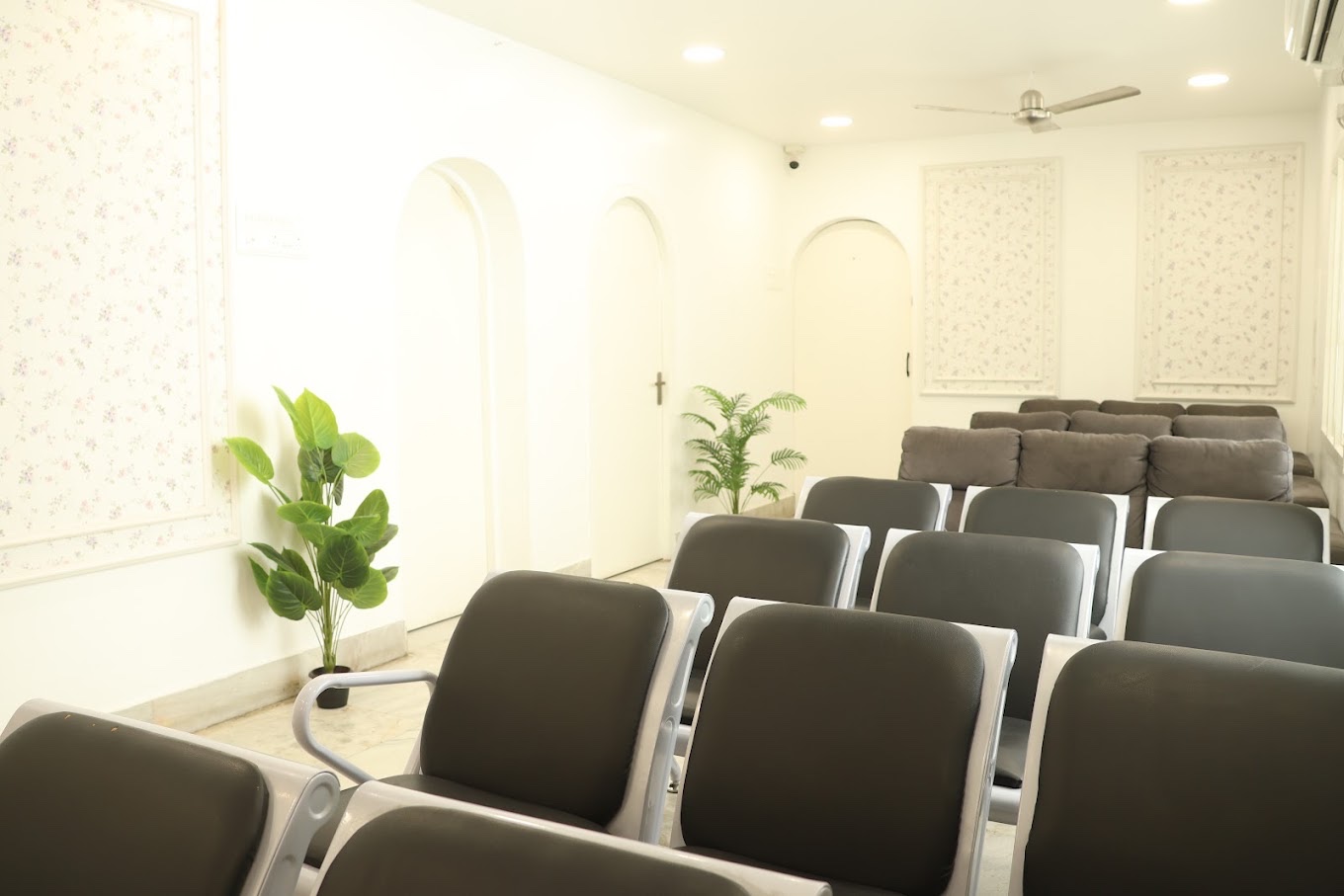 The bright, welcoming patient lounge at Vida Scans & Fetal Care